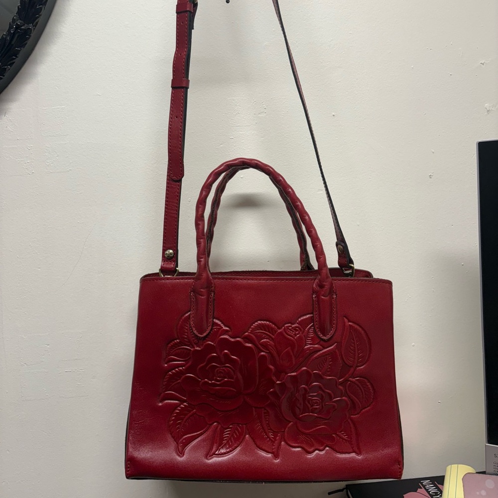 Elegant Red Floral Embossed Handbag - Picture 6 of 9